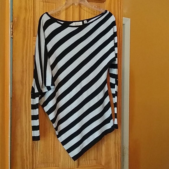 Derek Heart Asymmetrical Crew Neck Stripe Top - Picture 4 of 10